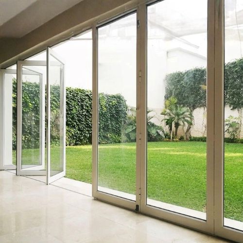 mapara para exterior moderno con marco de aluminio blanco y vidrio claro