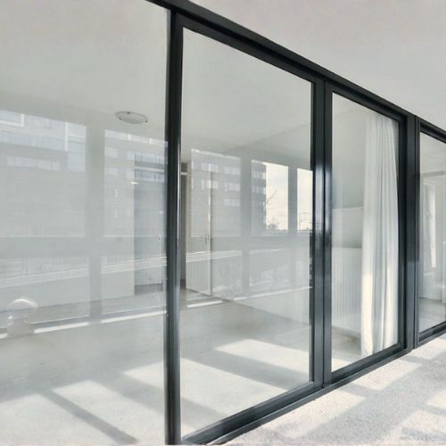 mapara de oficina moderna con marco de aluminio negro y vidrio claro