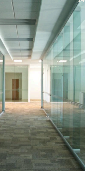 Diseñadas con aluminio resistente y vidrio de alta seguridad, nuestras puertas garantizan durabilidad y un acabado estético impecable gracias a nuestra herrajería de precisión.