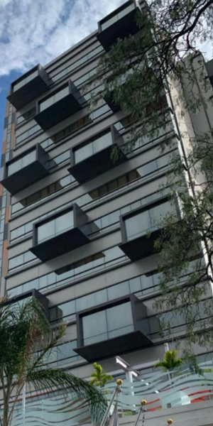 fachada moderna de edificio con marco de aluminio negro y vidrio claro